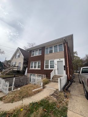 2 Bedrooms / 1 Bath for Rent in a 4 Unit building – photo 1