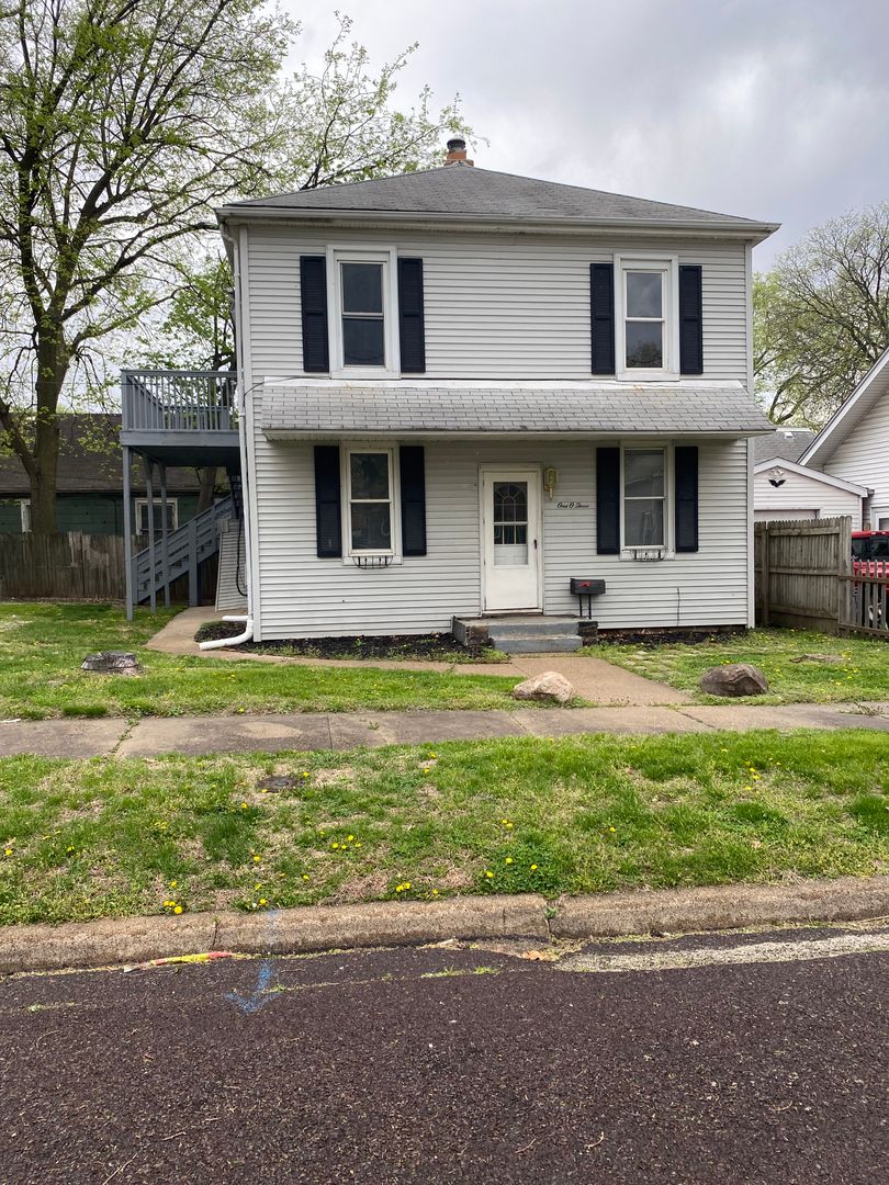 Pekin Apartment: 103 N 10th St