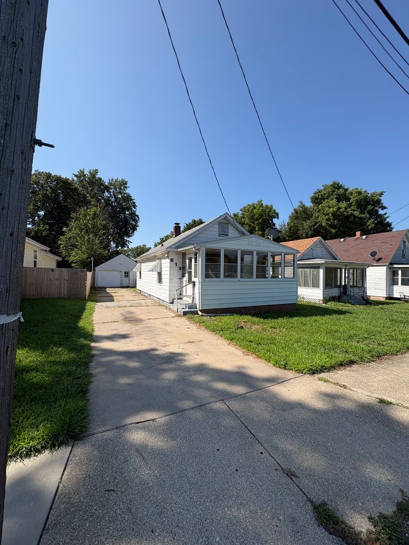 Peoria House: 612 E Gift