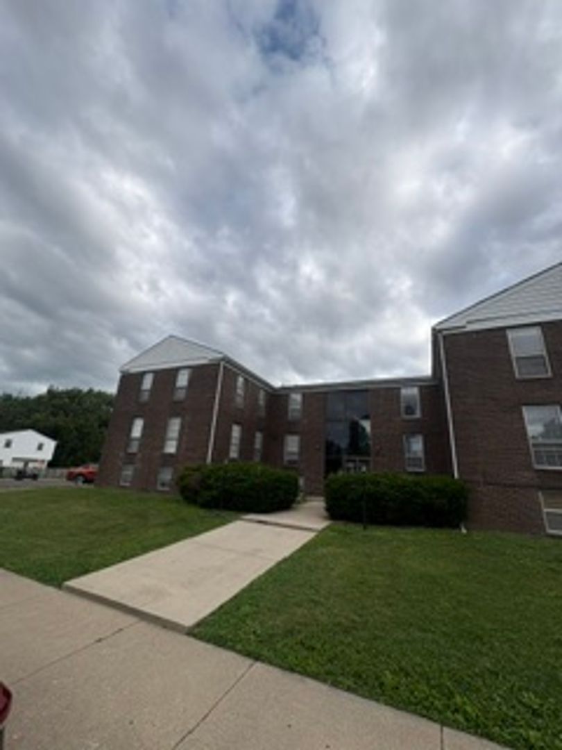 Peoria Apartment: 919 W Crestwood Dr