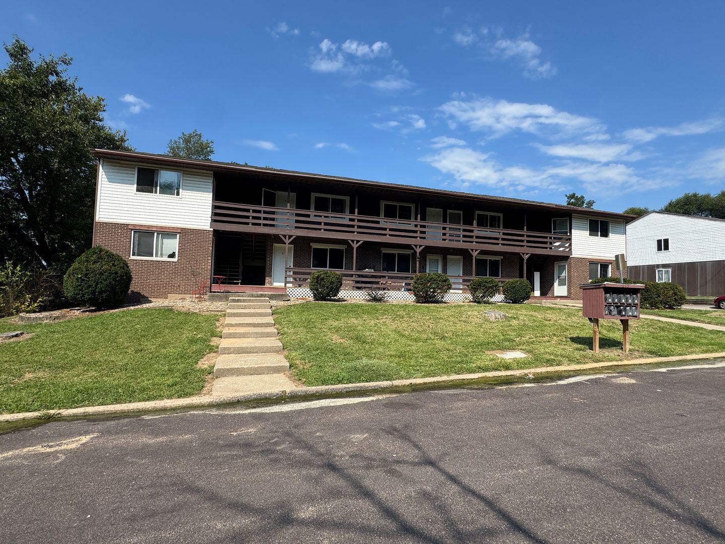 Pekin Apartment: 213 Sunnyridge Ct