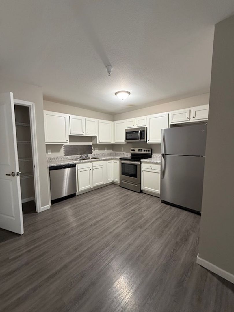 Washington Apartment: 100 Pheasant Run