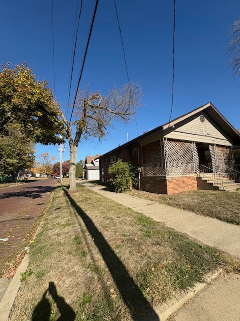 Peoria House: 1001 E Republic