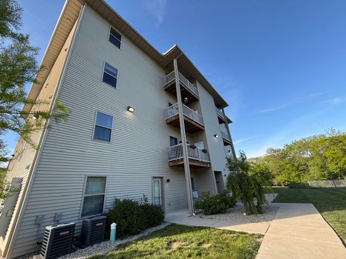 Washington Apartment: 100 Pheasant Run