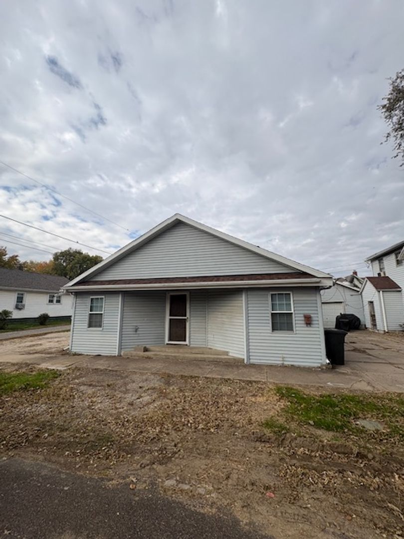 Pekin Apartment: 103 S 13th St