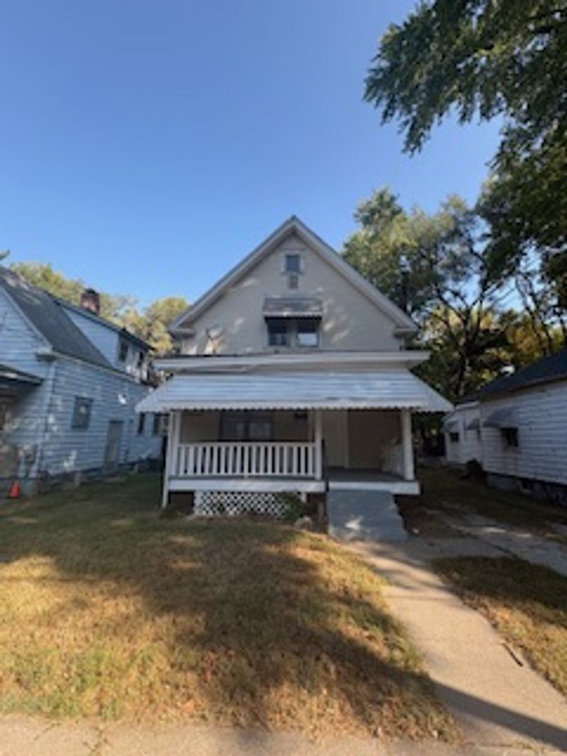 Peoria House: 1031 E Behrends Ave