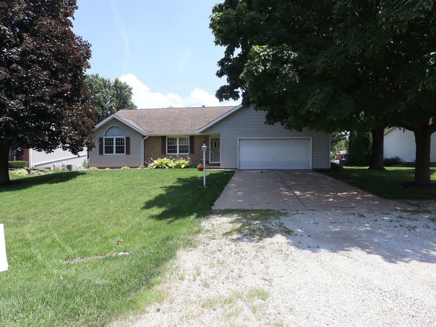 Germantown Hills House: 309 Arbor Vitae