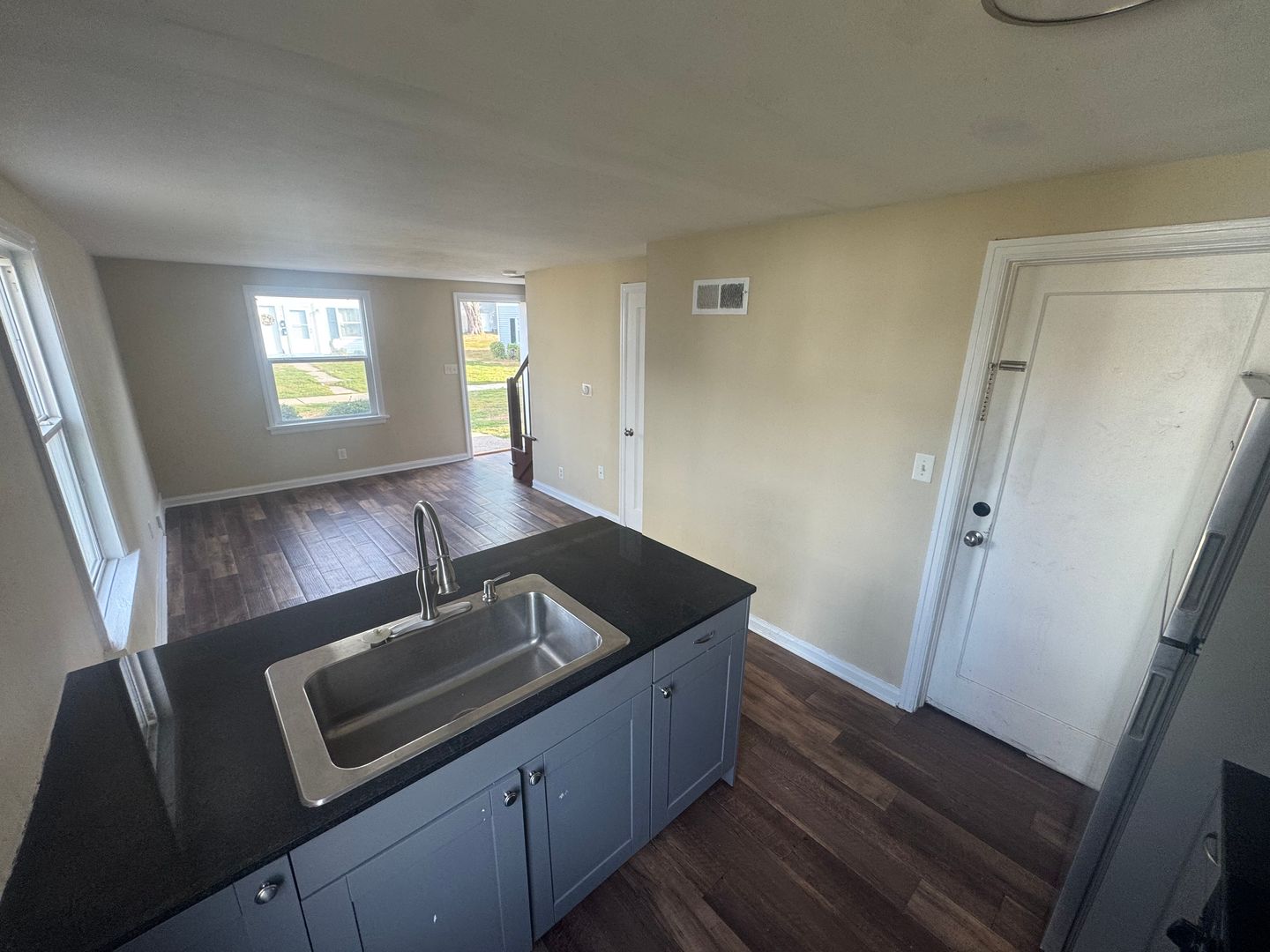Peoria Apartment: 2310 N Wisconsin Ave