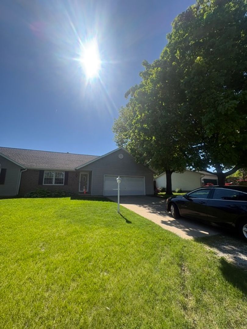 Germantown Hills House: 309 Arbor Vitae