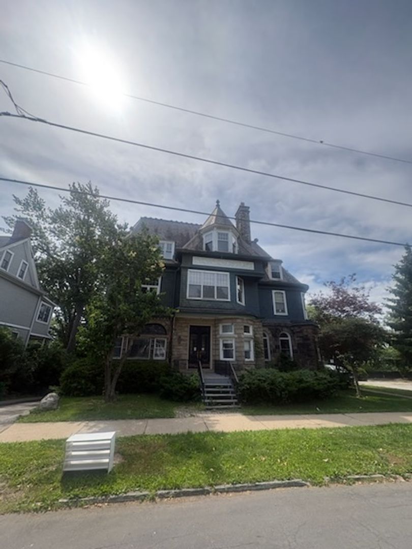 Peoria Apartment: 600 W High St