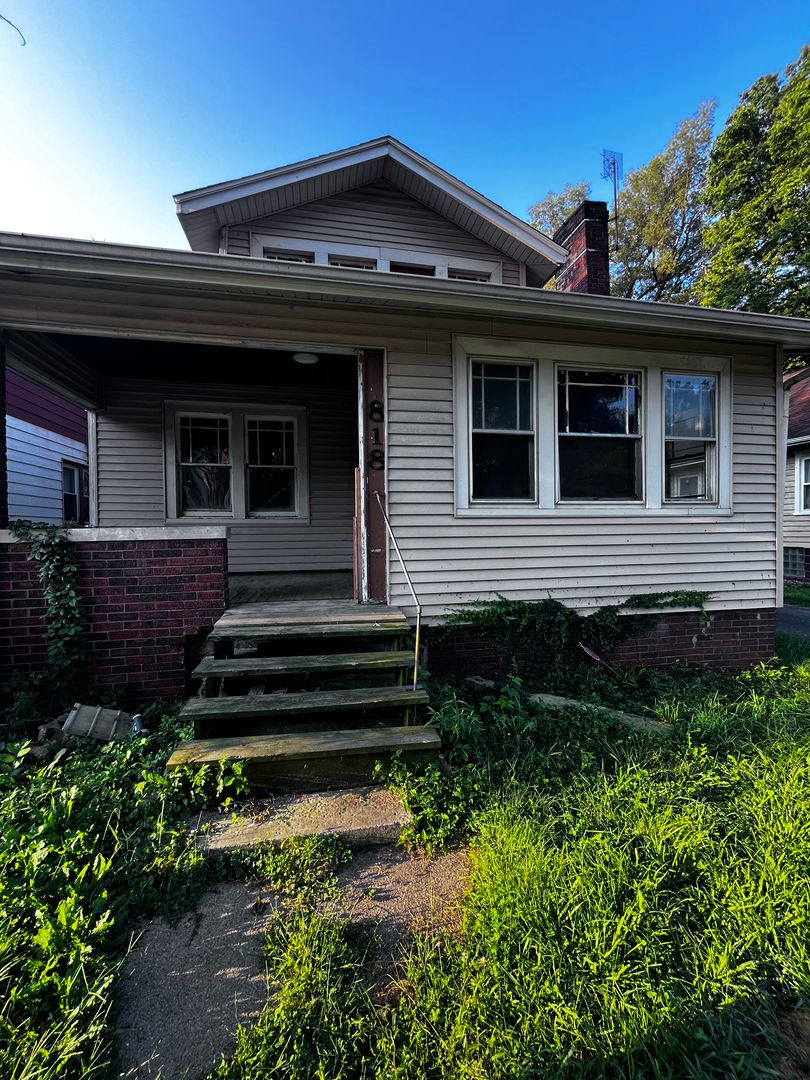 818 E McClure Ave 1 of 8