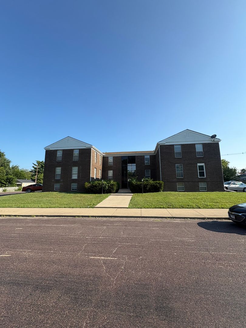 Peoria Apartment: 919 W Crestwood Dr