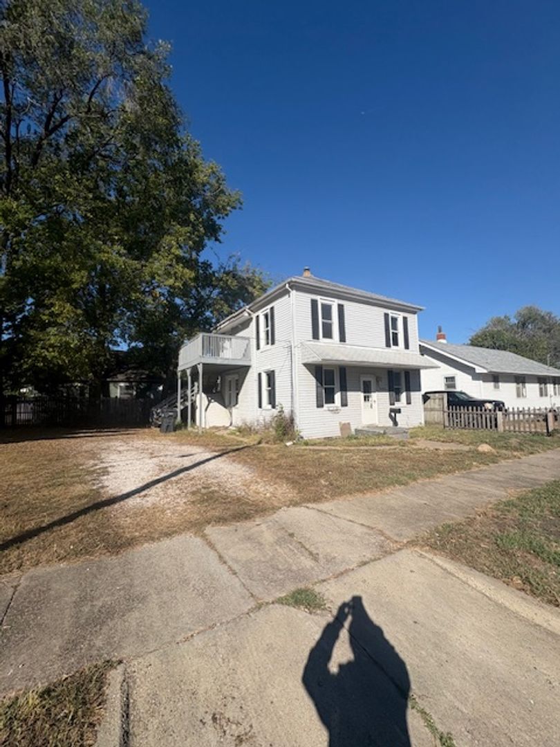 Pekin Apartment: 103 N 10th St