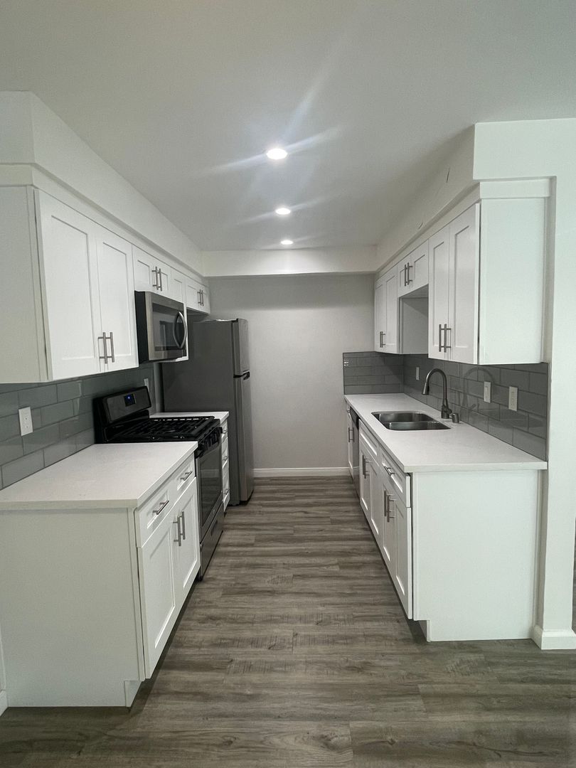 Beverly Hills Apartment: 350 N. Crescent Dr.