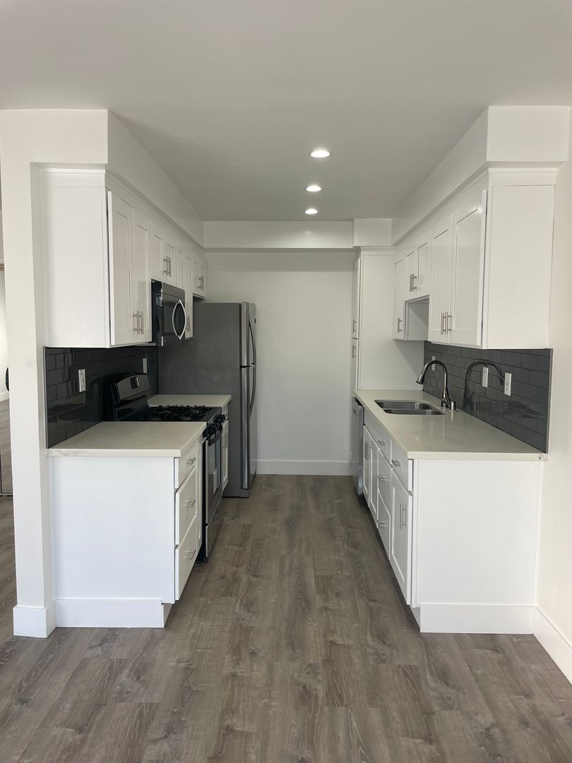 Beverly Hills Apartment: 350 N. Crescent Dr.