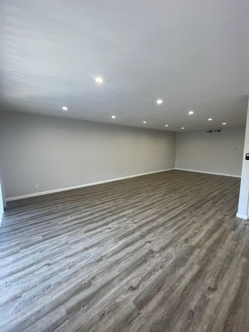 Beverly Hills Apartment: 330 N. Crescent Dr.