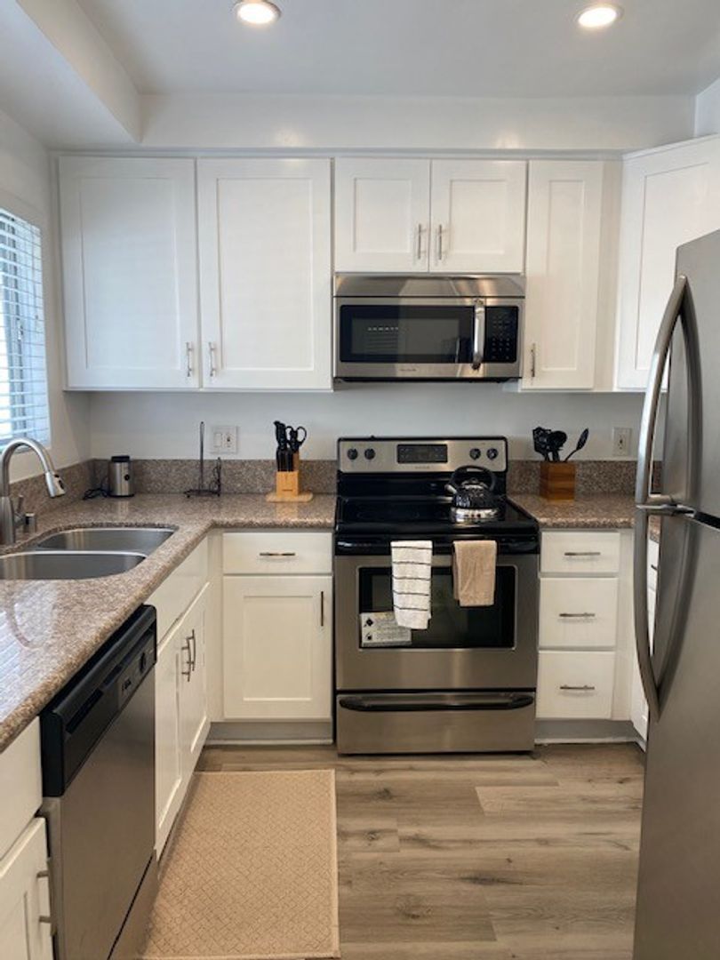 Beverly Hills Apartment: 415 N. Oakhurst Dr.