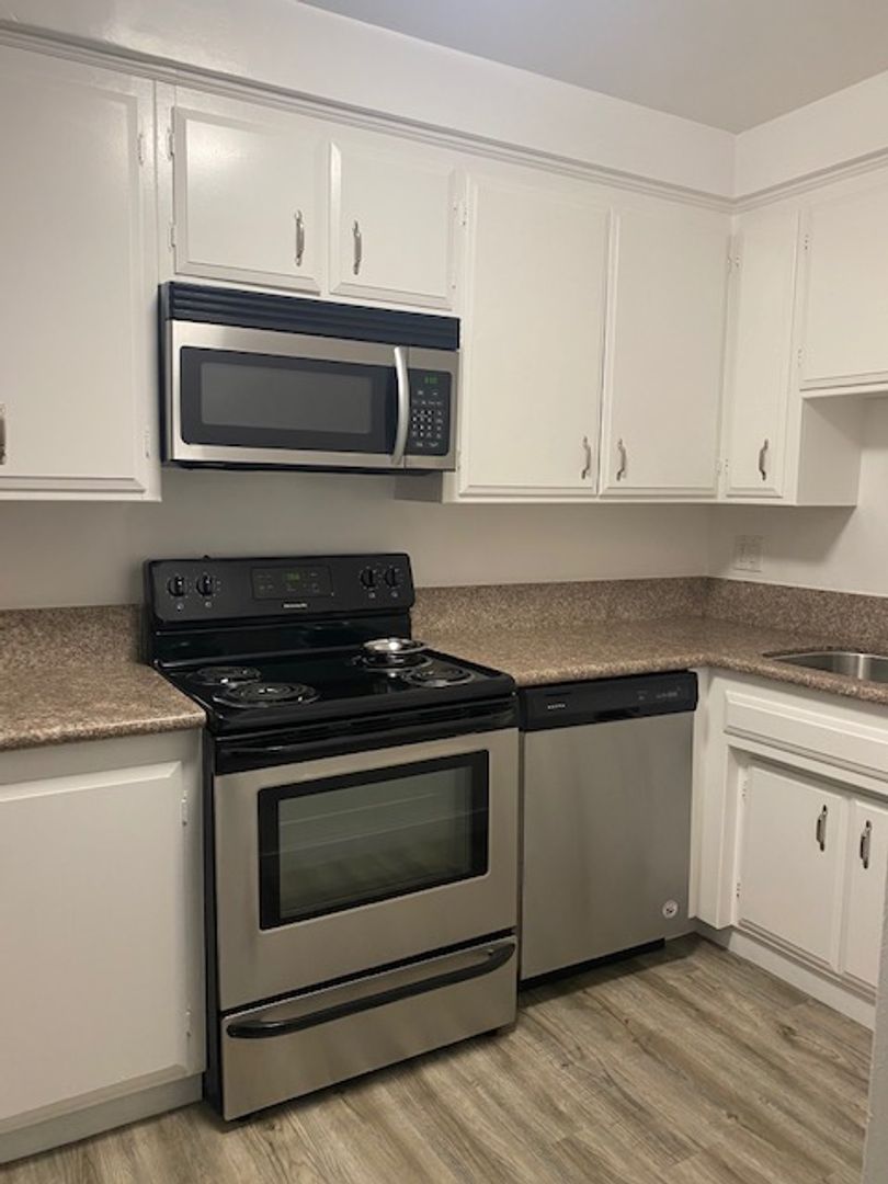 Beverly Hills Apartment: 415 N. Oakhurst Dr.