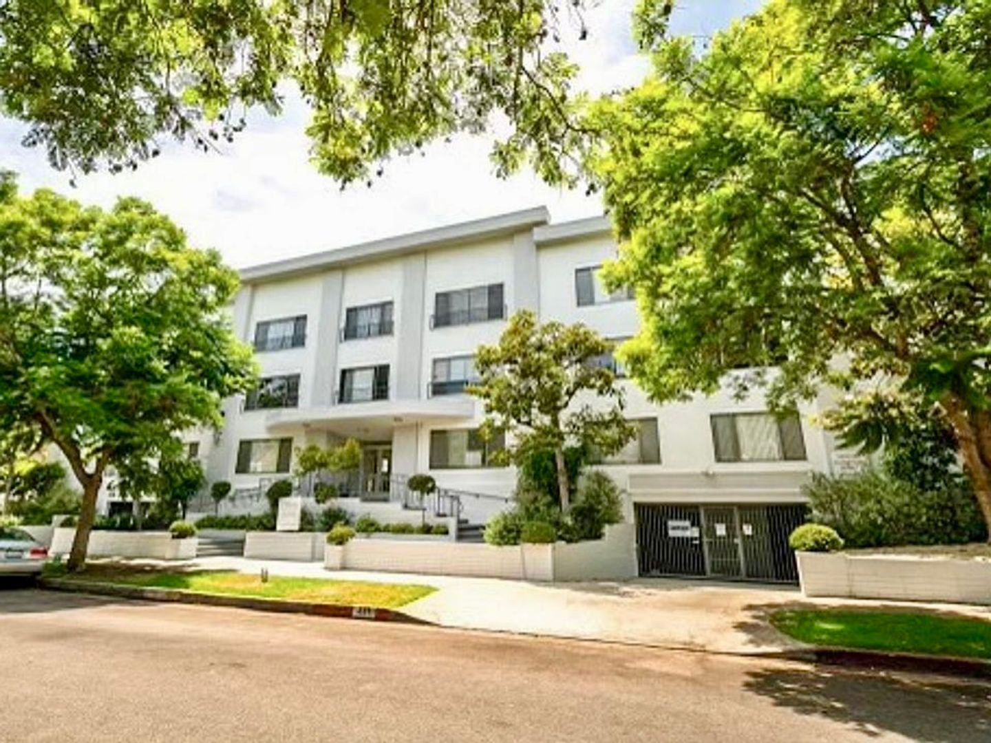 Beverly Hills Apartment: 231 N. La Peer Dr.