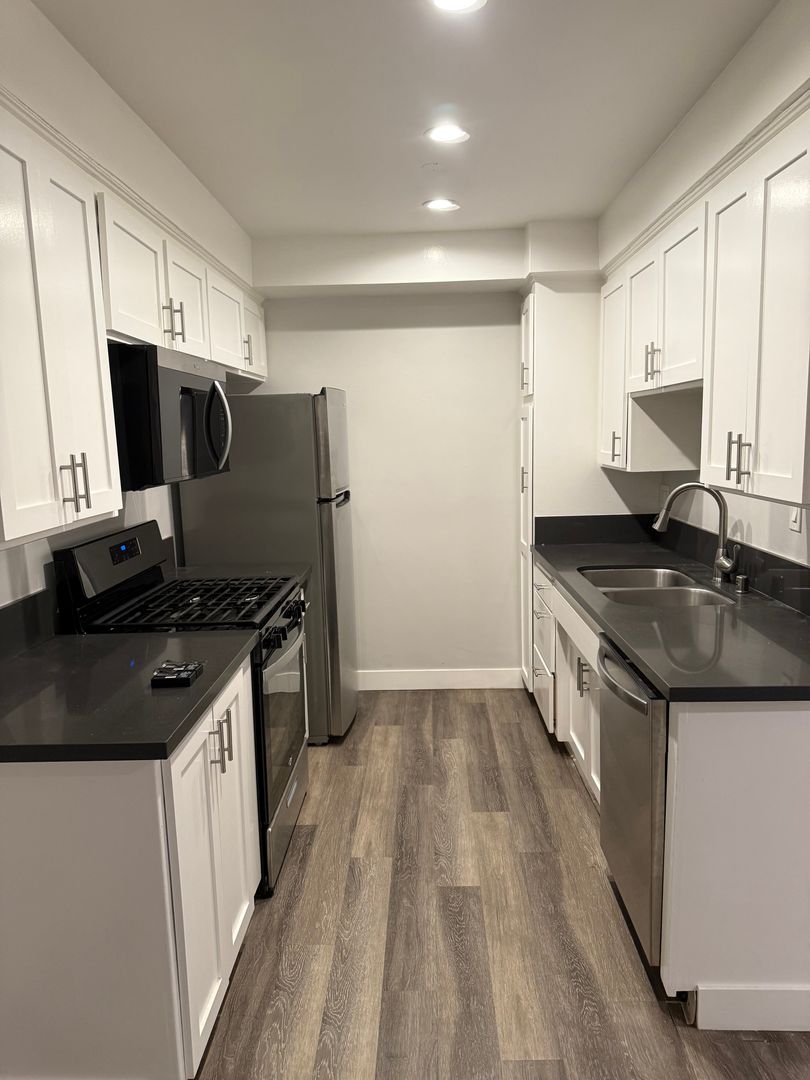 Beverly Hills Apartment: 350 N. Crescent Dr.