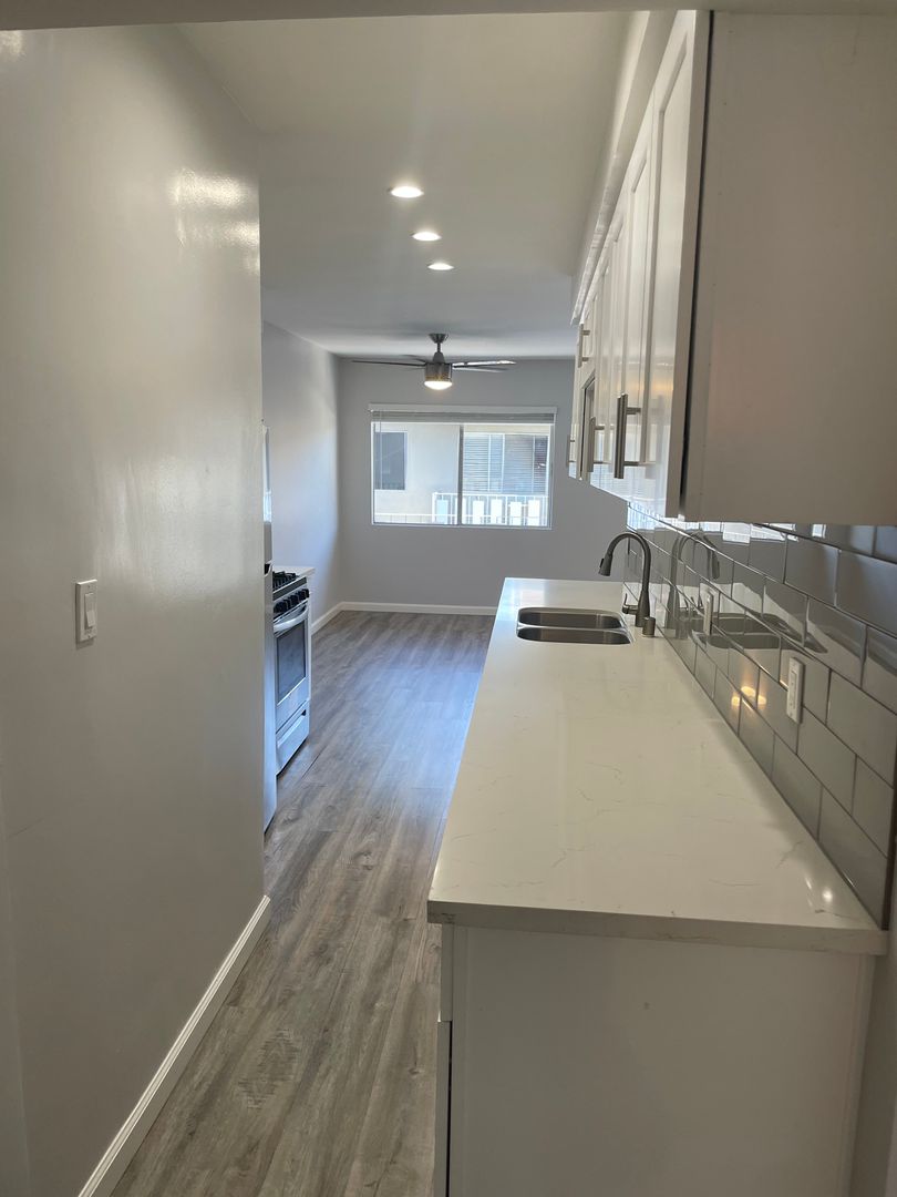 Beverly Hills Apartment: 350 N. Crescent Dr.