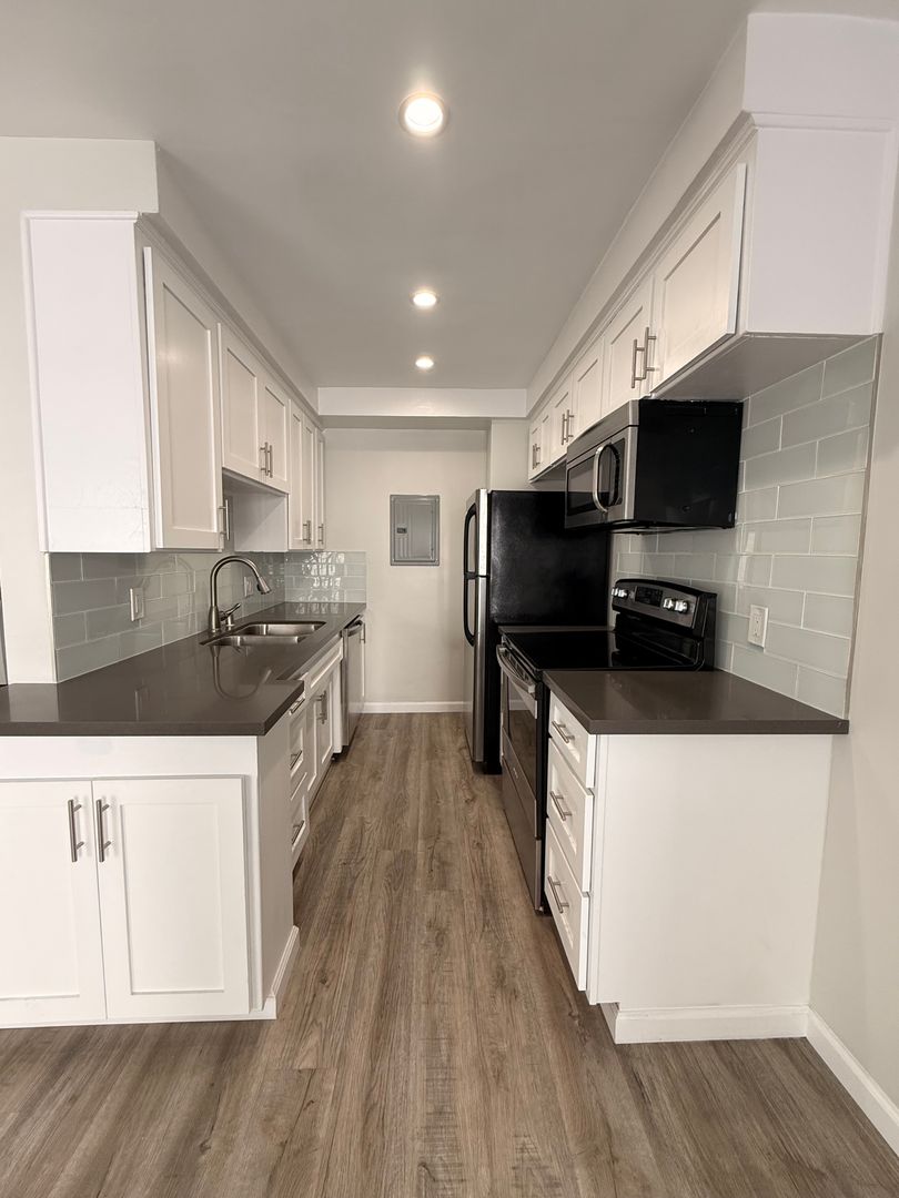 Beverly Hills Apartment: 415 N. Oakhurst Dr.