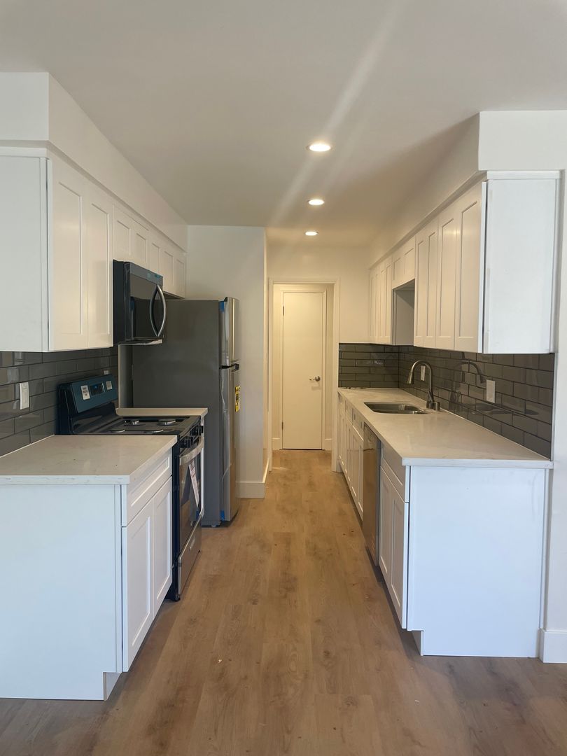 Beverly Hills Apartment: 350 N. Crescent Dr.