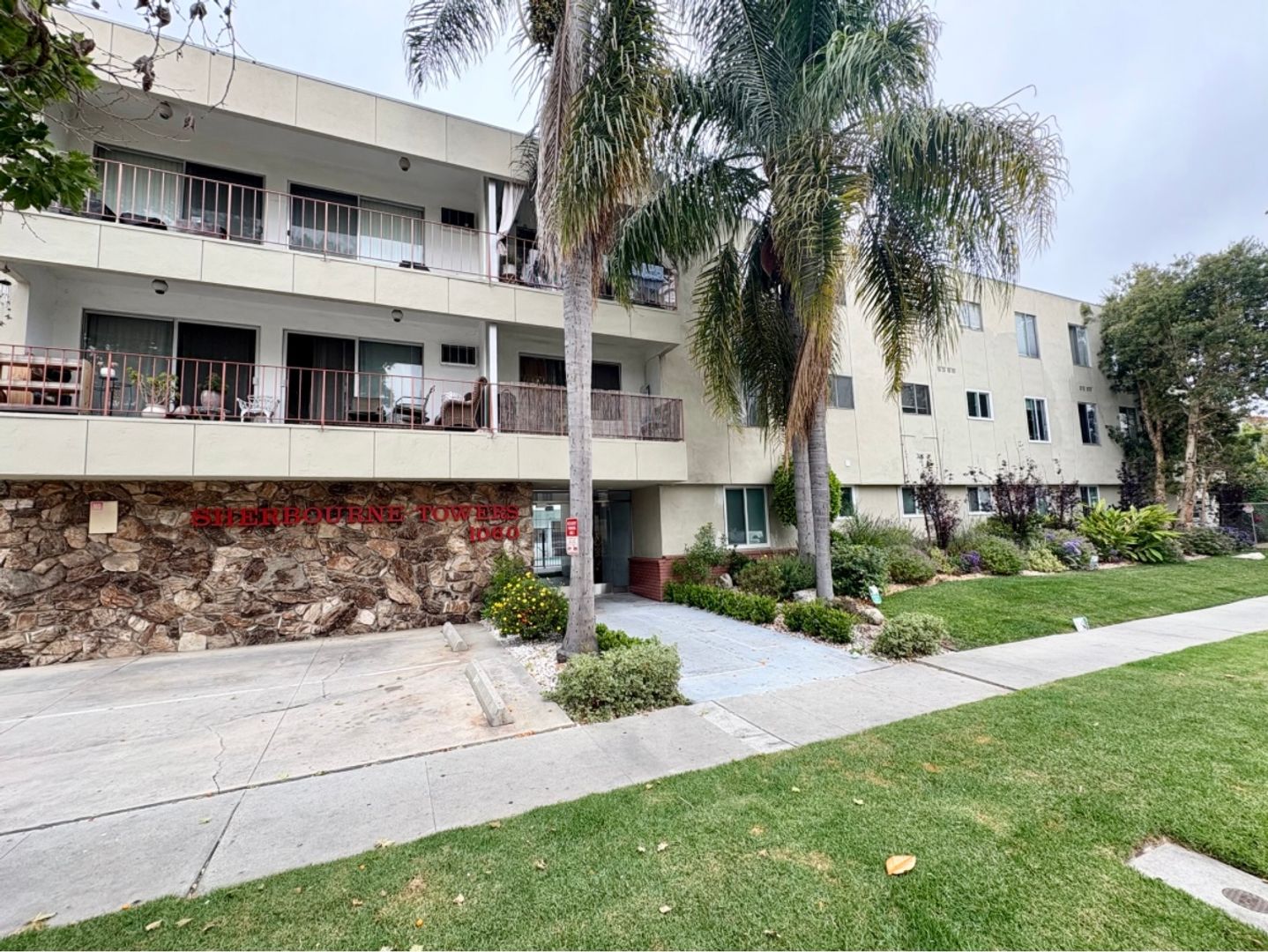 Los Angeles Apartment: 1060 S. Sherbourne Drive