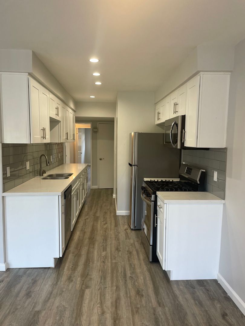 Beverly Hills Apartment: 350 N. Crescent Dr.