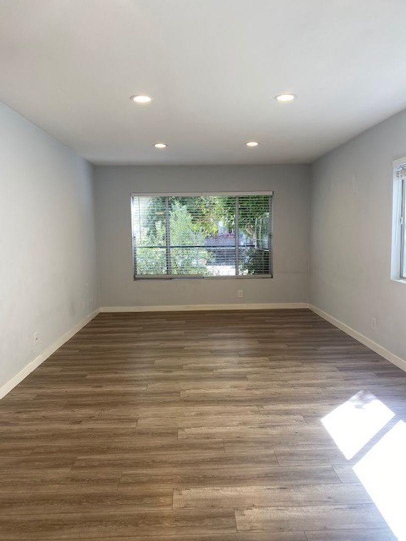 Beverly Hills Apartment: 415 N. Oakhurst Dr.