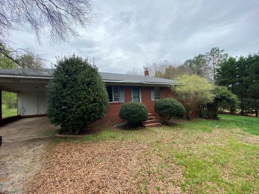 5 acre estate close to Everything!