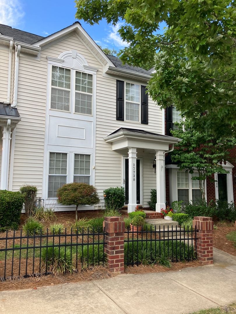 Cornelius House: 17730 Delmas Dr