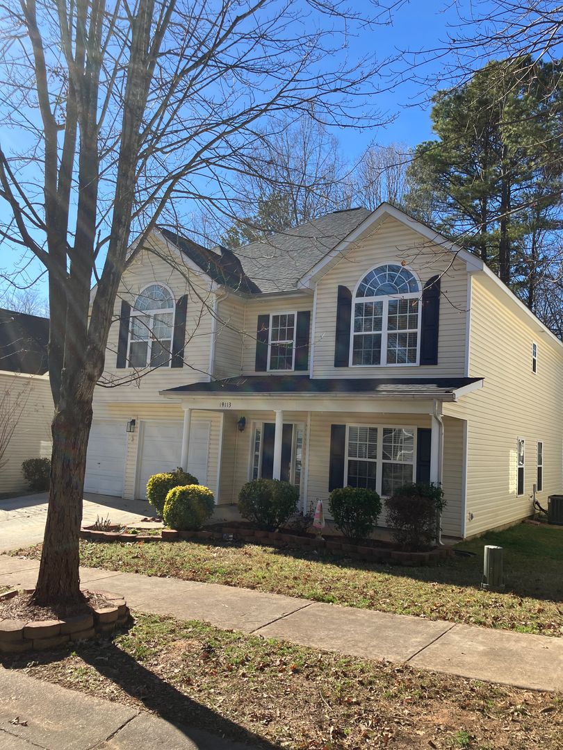 Cornelius House: 19113 Kanawha Dr