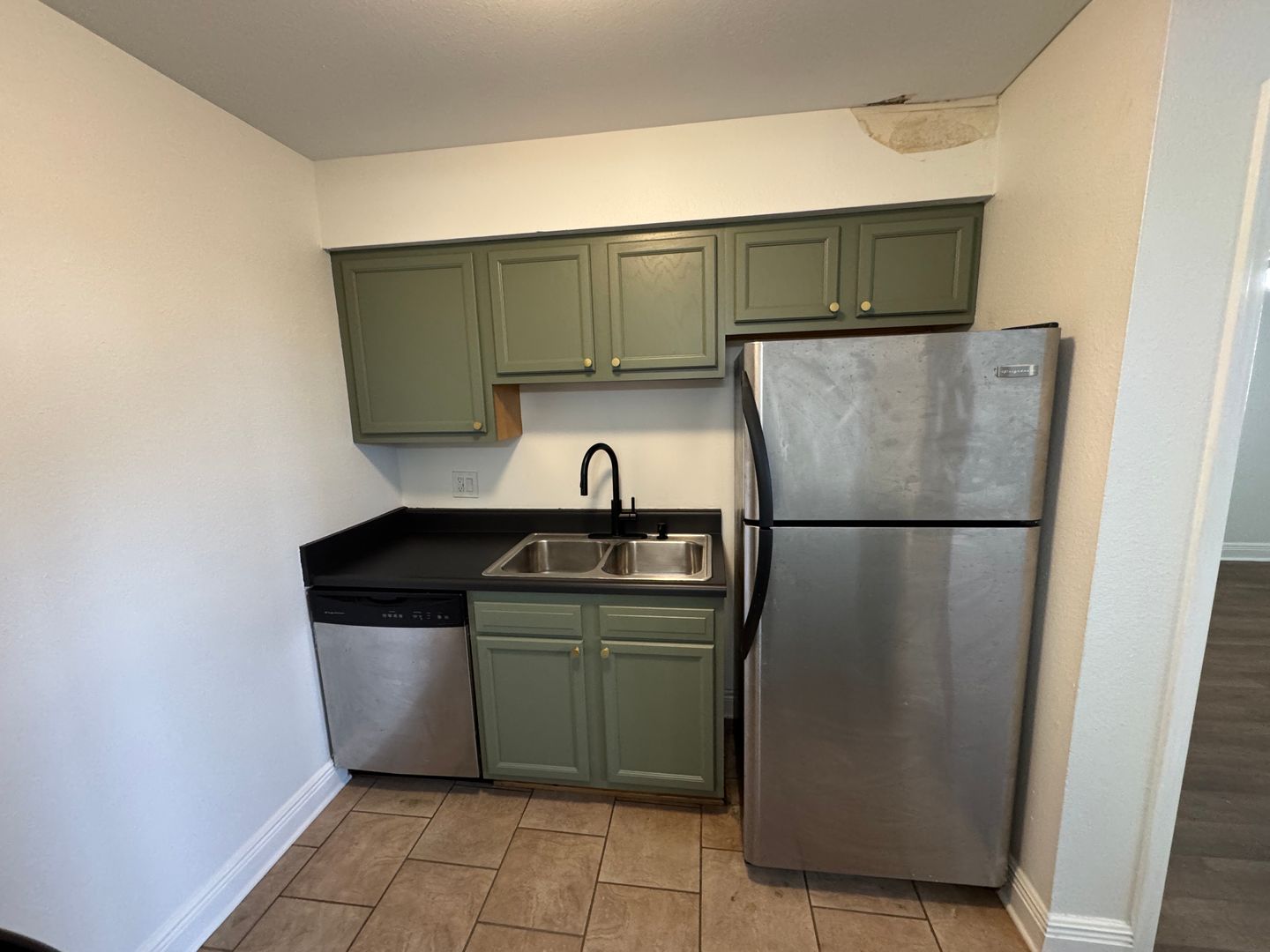 Metairie Apartment: 1011 Lake Avenue