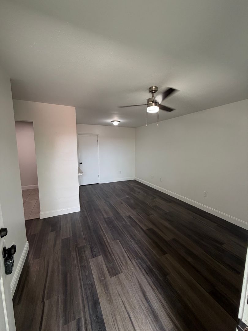 Metairie Apartment: 2121 Cleary Avenue