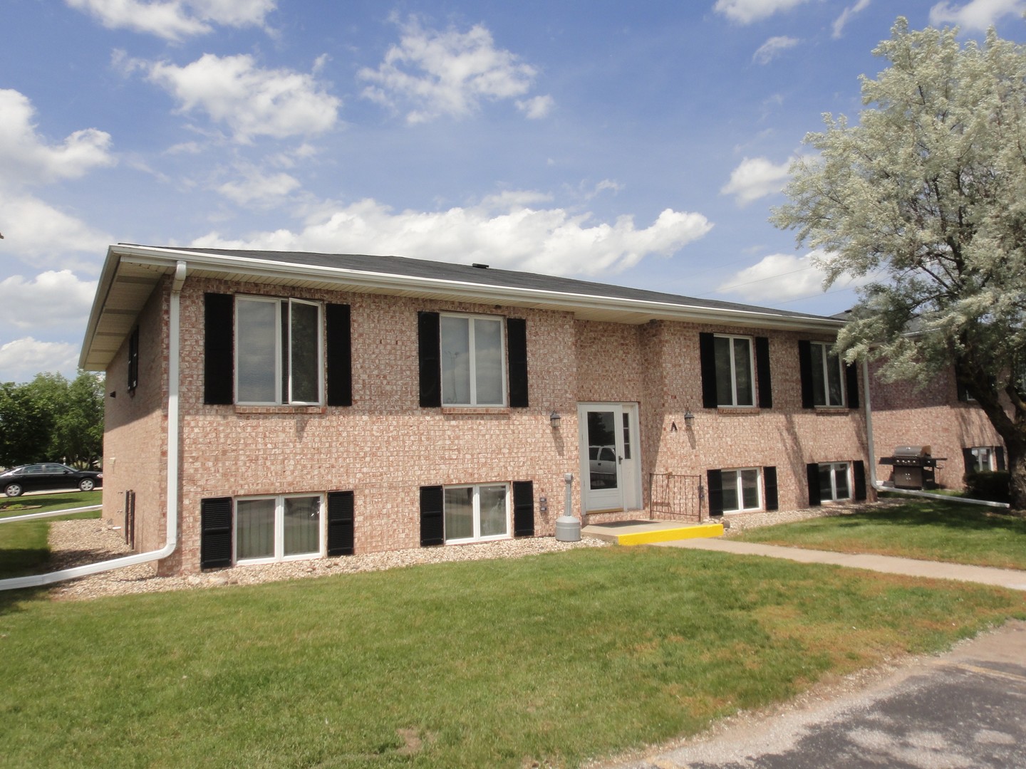Clear Lake Apartment: 1402 N. 24th St.