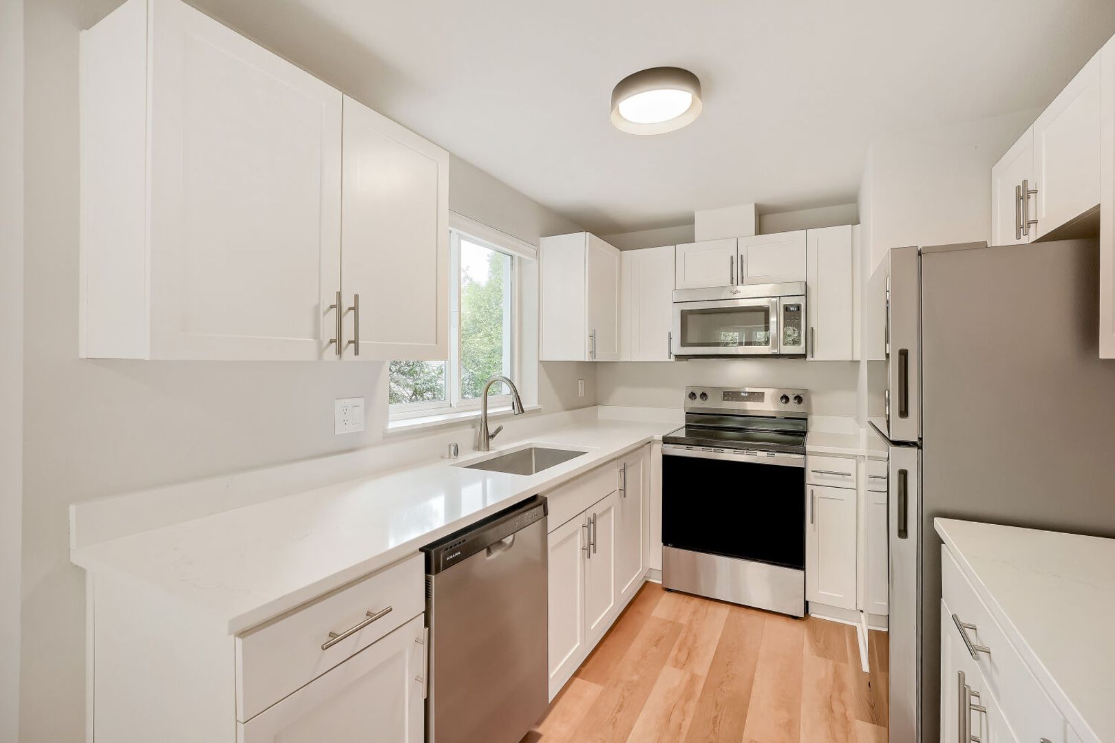 Bellevue Apartment: 13842 NE 8th St