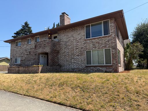 Updated 3 Bed 1 Bath Tacoma Unit w/ Back Deck! – photo 1