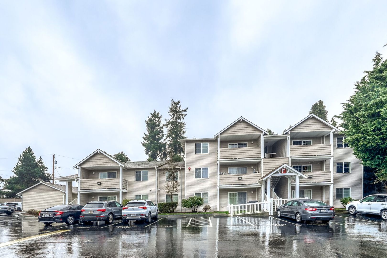 Everett Condo: 1001 W Casino Rd #F-201