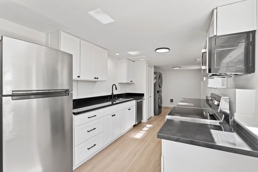 Updated Lower-Level 1bed/1bath Duplex Unit in Tukwila! – photo 1
