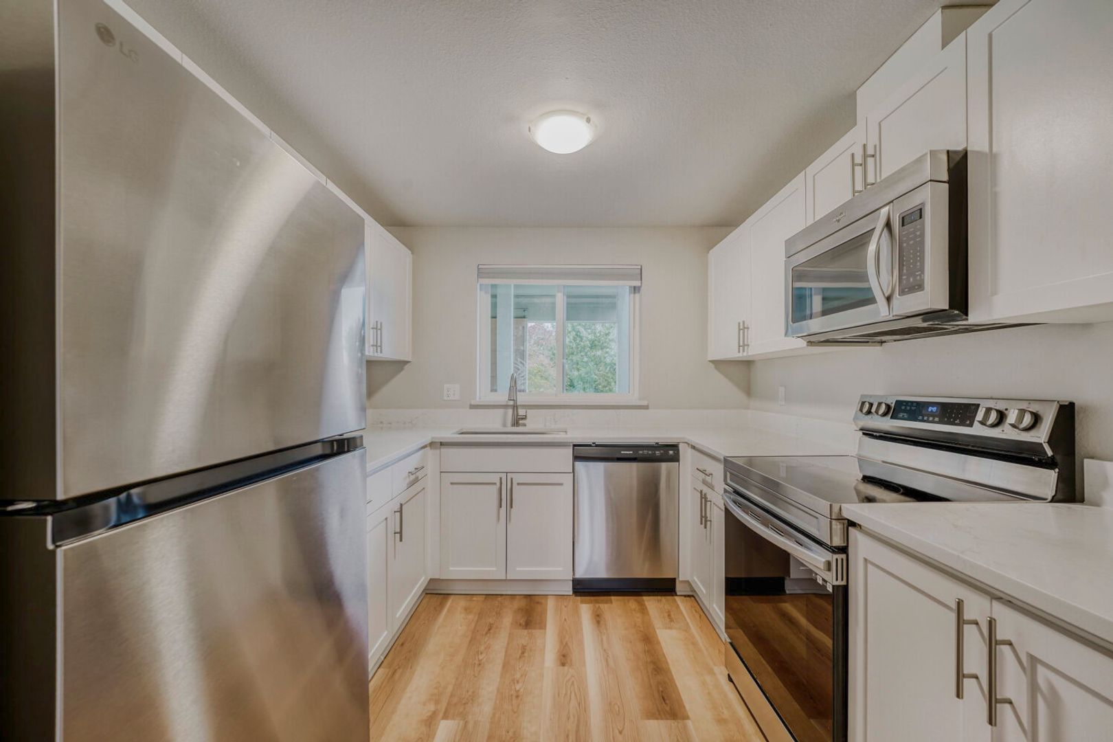 Bellevue Apartment: 13842 NE 8th St