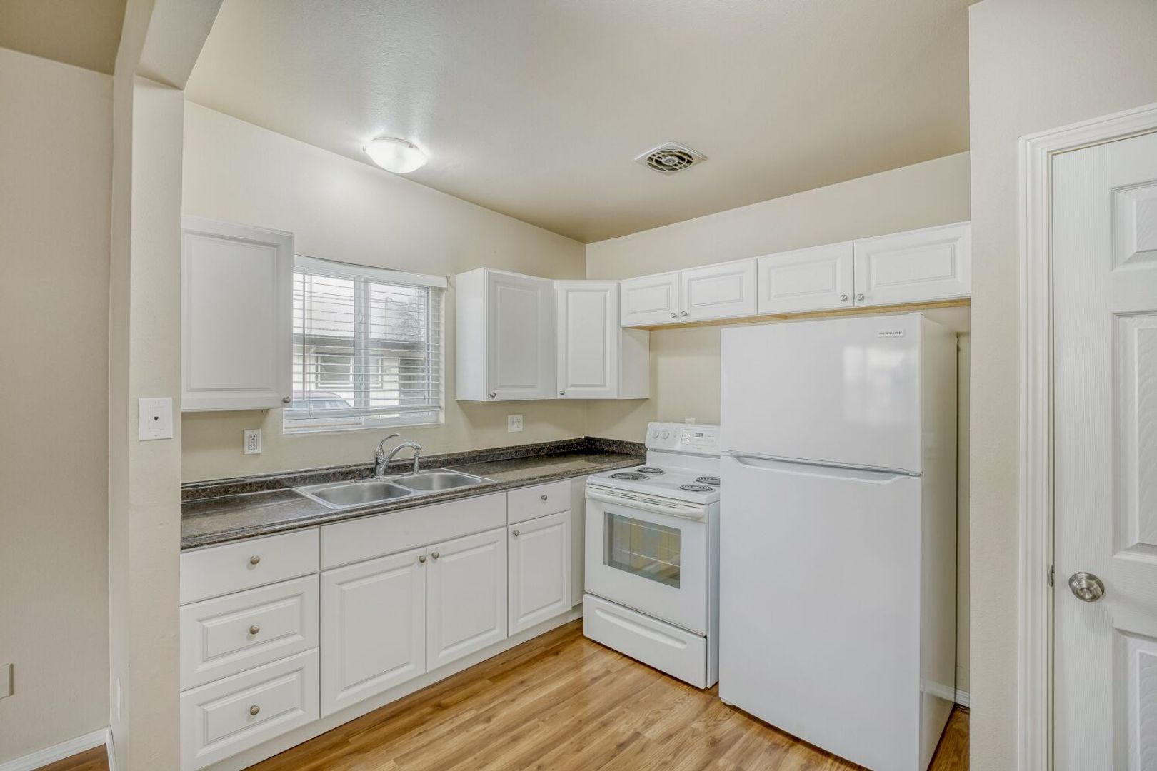 Kent Apartment: 639 3rd Ave S