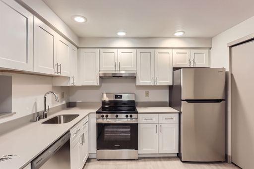 Updated 2bed/1.5bath Townhome-Style Unit in Prime Issaquah Location! – photo 1