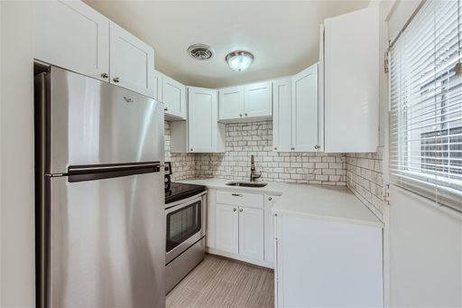NEW PRICE DROP!! Charming 2Bed/1Bath in Prime Greenwood Location with A/C! – photo 1