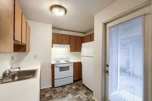 Ground Floor Corner End 2bed/1bath Apartment in Shoreline! – photo 1