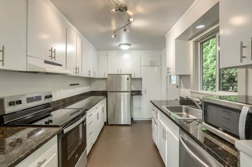 Charming Shoreline Apartment with Tandem Parking & Private Balcony! – photo 1