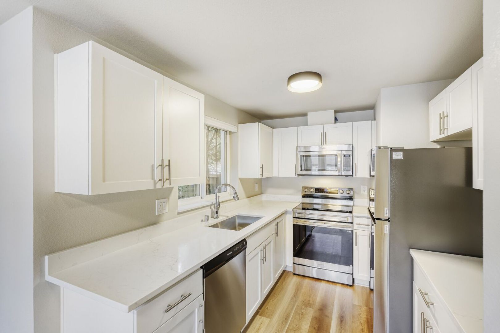 Bellevue Apartment: 13842 NE 8th St