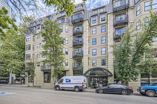 Highly Desirable 1 Bed 1.5 Bath Seattle Condo @ Montreux w/ Community Amenities! – photo 1