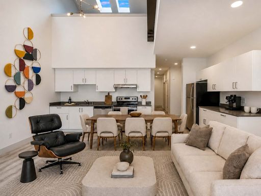Stylish Top-Floor 2-Bed + Open Loft/Bedroom + Den, 3-Bath in the Heart of Seattle – photo 1