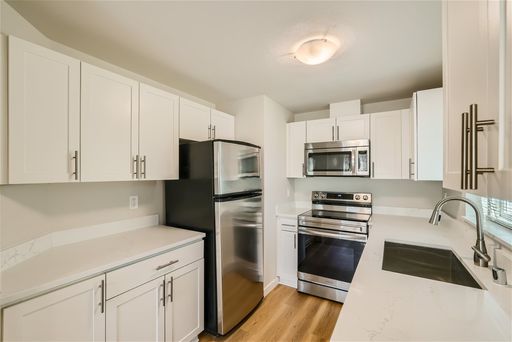 Updated Top-Floor 1bed/1bath Apartment in the heart of Bellevue! – photo 1